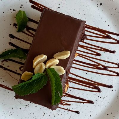 Торт шоколадный с карамелью и арахисом в Еду домой по цене 360 ₽