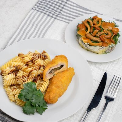 Котлета по-киевски с макаронами, салат Грибная полянка в Бублик по цене 649 ₽