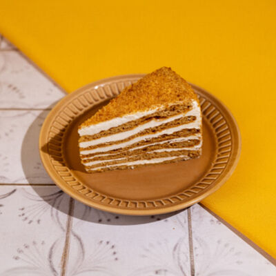 Пирожное Торт медово-сливочный в Пекарня Буханка по цене 329 ₽