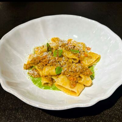 Паста Каламарата с рагу из ягненка с жареным баклажанами в Фабрика по цене 720 ₽