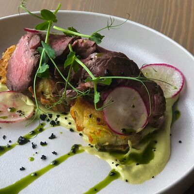 Картофельные драники с ростбифом в Raison D’être по цене 550 ₽