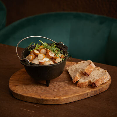 Котелок с колбасками в Плюшка по цене 650 ₽