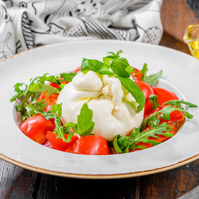 Салат с сыром буррата в Роял Палас по цене 590 ₽