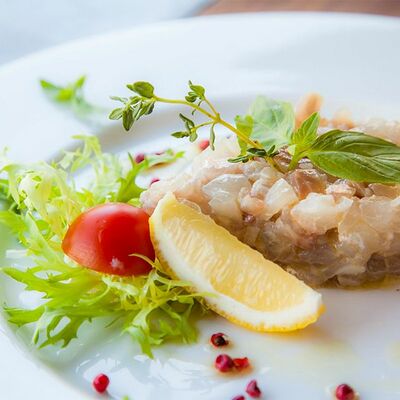 Тартар из сибаса и дорадо в Wine room gallery по цене 870 ₽