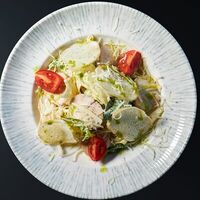 Салат Цезарь с курицей в Дача