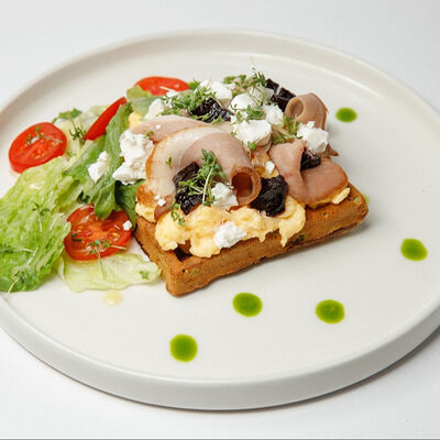 Вафли из цукини с подкопченным утиным филе и скрэмбломв Сны любимого кота по цене 670 ₽