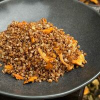 Гречка с лисичками в Encore Cafe