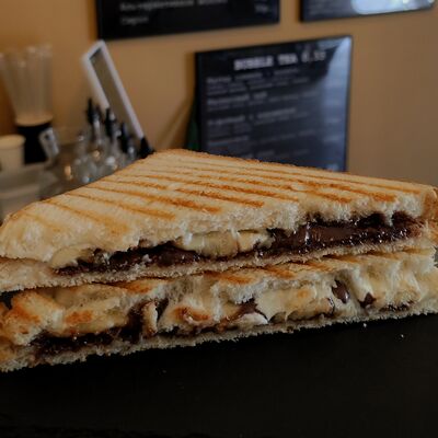 Сэндвич шоколад-банан в Пончик по цене 300 ₽