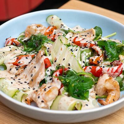 Салат с креветками в Wine Сonnection по цене 680 ₽