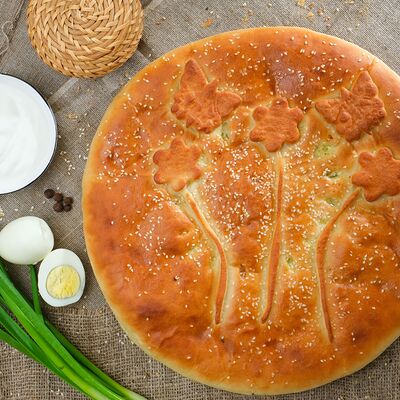 Пирог с зелёным луком и яйцом в Пироги по-коми по цене 1649 ₽