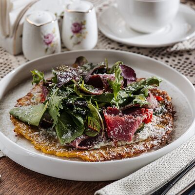 Драник с пастрами и соусом дзадзики в Вера Фёдоровна по цене 620 ₽