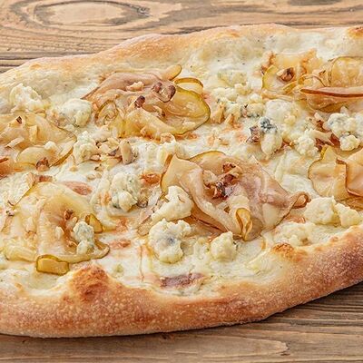 Пинса с карамелизированной грушей и горгонзолой в Чили пицца по цене 790 ₽