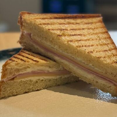 Сэндвич Гриль Чиз с ветчиной в Yosera по цене 420 ₽