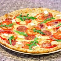 Пицца с ветчиной, копченой колбаской и сыром фета в Pizza-house