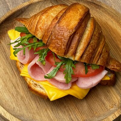 Круассан с ветчинойв По кофе по цене 480 ₽