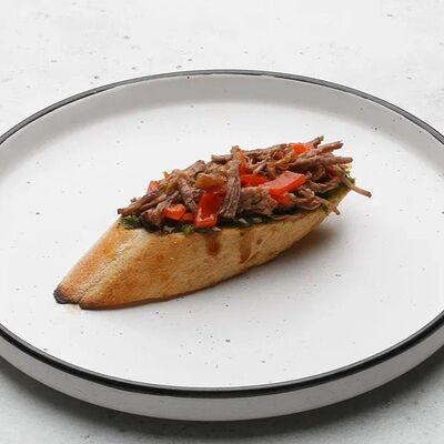 Брускетта с рваной говядинойв Амстердам по цене 275 ₽