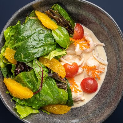 Креветки, кальмар и соус из пряного манго в Винология по цене 790 ₽