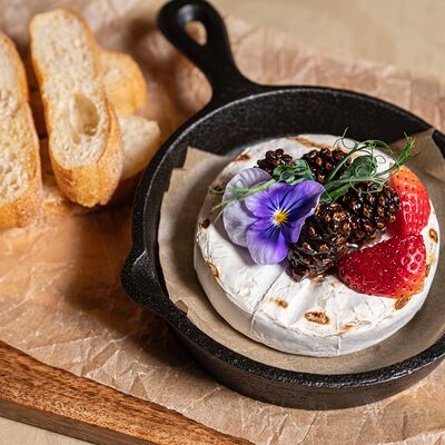 Камамбер, запеченный с вареньем из шишек с ягодами в Fino по цене 810 ₽