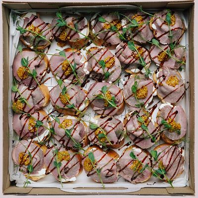 Моно-сет из брускетт Ростбиф в Hotkitchen по цене 4250 ₽