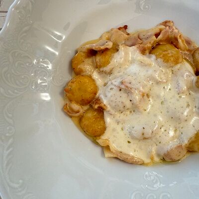 Ньокки карбонара с беконом и муссом пармезан в Мари по цене 560 ₽