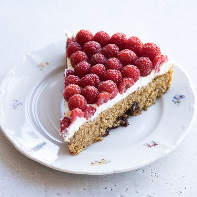 Морковный пирог с сезонной ягодой в Pioner по цене 930 ₽