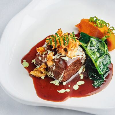 Щека бычка в свекольном глейзе с кремом из моркови по-корейски и хрустящими корнеплодами в Sadko по цене 968 ₽