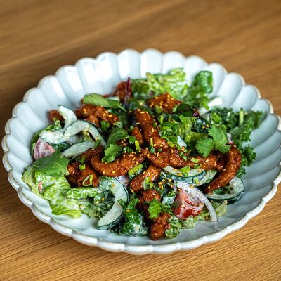 Салат с цыпленком карааге в KIZOKU по цене 750 ₽