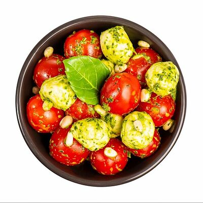 Салат Капрезе с соусом песто и кедровыми орешками в Азбука Вкуса Экспресс Меню по цене 285 ₽