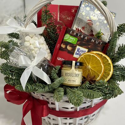 Новогодняя подарочная корзина №6 в Buketonline - Съедобные букеты и клубника в шоколаде по цене 4950 ₽