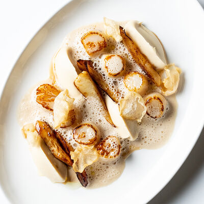 Жареные гребешки с пастернаком и соусом из хереса в Harvest по цене 1350 ₽