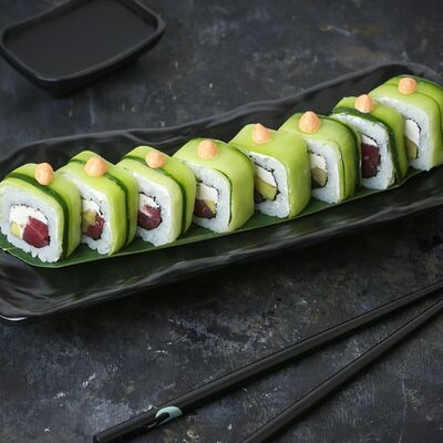 Рафаэль ролл с тунцом и авокадо в сливочном сыре в Fast Япония Premium Sushi по цене 592 ₽