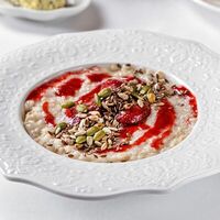 Овсяная каша на кокосовом молоке с клубничным джемом и семечками в Capo Ristorante