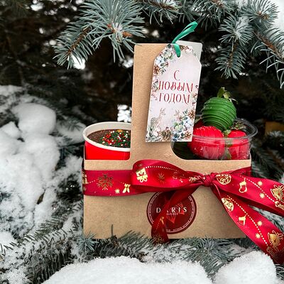 Набор клубника и торт в стакане в Daris по цене 2500 ₽