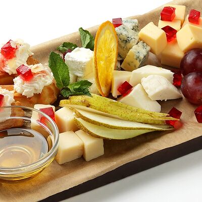 Ассорти из сыров в Максимилианс по цене 1420 ₽