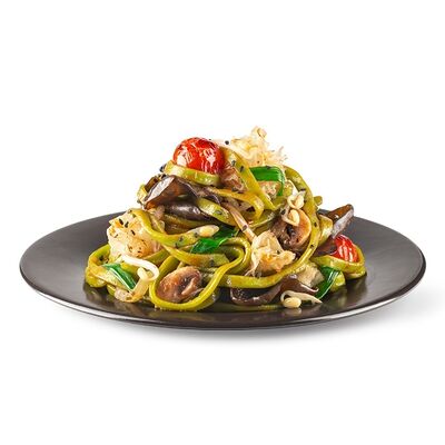 Шпинатная лапша с древесными грибами и шампиньонами в Menza по цене 565 ₽