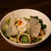Салат с мясом краба, кальмаром и красной икрой в Серебряная Fabrika