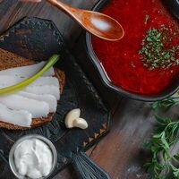 Борщ с говядиной и салом, чесноком, заварным хлебом и сметаной в Forest