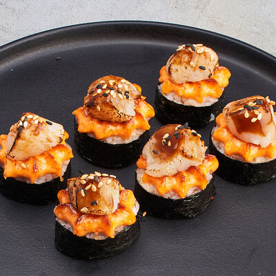 Ролл с крабом и гребешком гриль в Gaijin по цене 940 ₽