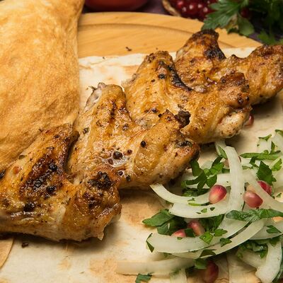 Шашлык из куриных крыльев в Гурман студия по цене 350 ₽