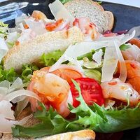 Цезарь с креветкой в Pravda Lounge