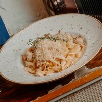 Паста в сливочном соусе с беконом и цыпленком в Паб 13