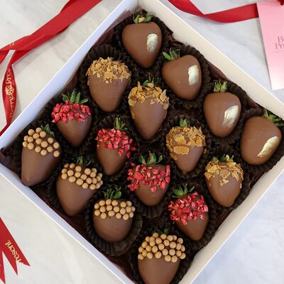 Клубника в шоколаде Набор Молочныйв Berry Present по цене 2990 ₽