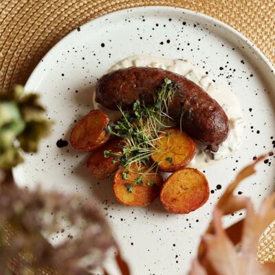 Купата из дичи с молодым картофелем и грибным соусомв En Ferio по цене 700 ₽