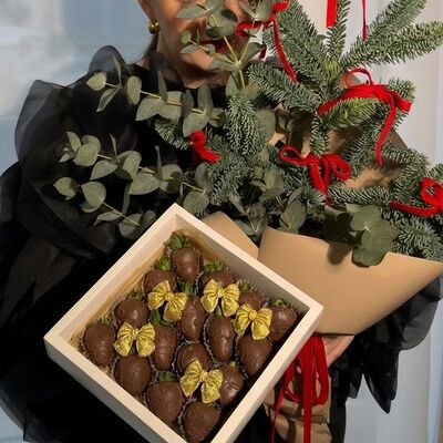 Новогодний Комбо-набор №19 в Клубника по цене 5990 ₽