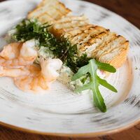 Гуакамоле с креветками и чиабаттой в Дюшес