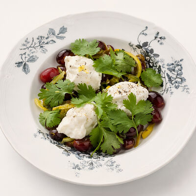 Сезонные фрукты с солеными лимонами и сыром страккино в Saviv по цене 1140 ₽