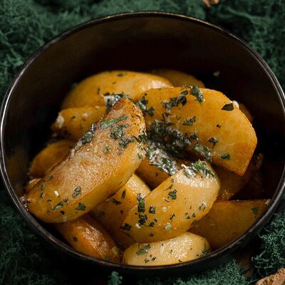 Картофель с чесноком и зеленью в Край древних гор по цене 200 ₽