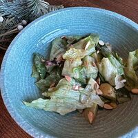 Салат с авокадо в кунжутном соусе в More More