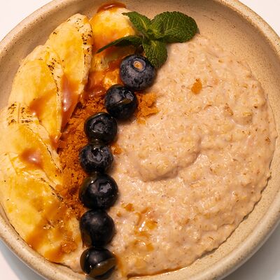 Овсяная каша с карамелизированным бананом и сезонными ягодами в LULU COFFEE по цене 390 ₽