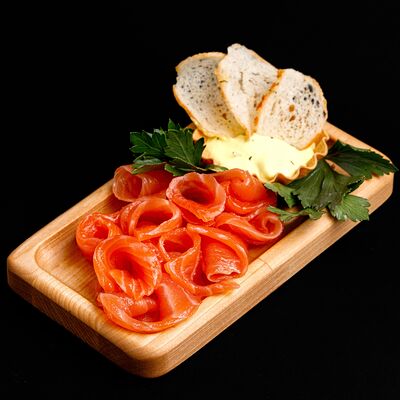 Слабосолёный лосось со сливочным соусом и домашними гренками в Ролл Маркет по цене 789